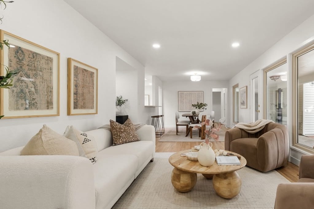 Long living room with a view to the dining area